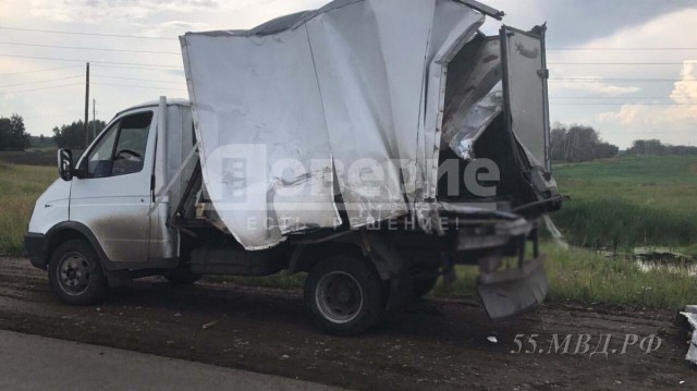 Автобус с пассажирами в Омской области протаранил грузовик и фуру