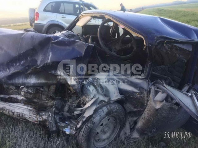 На омской трассе водитель авто погиб на "встречке": машины отбросило в кювет