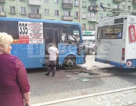 7 человек пострадали в столкновении маршрутки с троллейбусом на Красном Пути