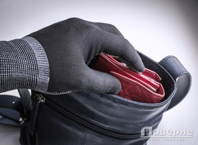Омич пинцетом вытащил кошелек из сумки покупательницы в очереди