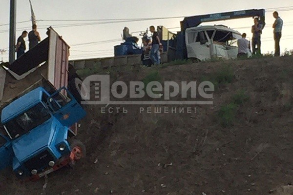 КамАЗ вытолкнул с Ленинградского моста грузовик