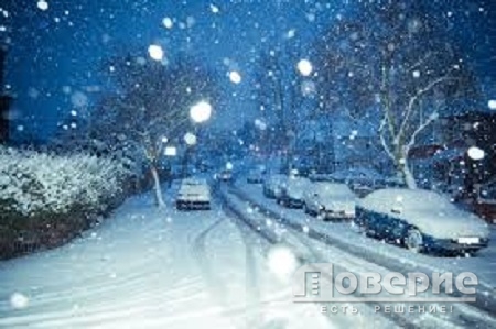 Из-за снежной бури в Омске образовались многокилометровые пробки