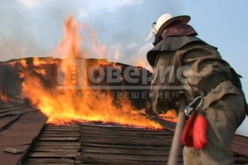 В центре Омска горит дом