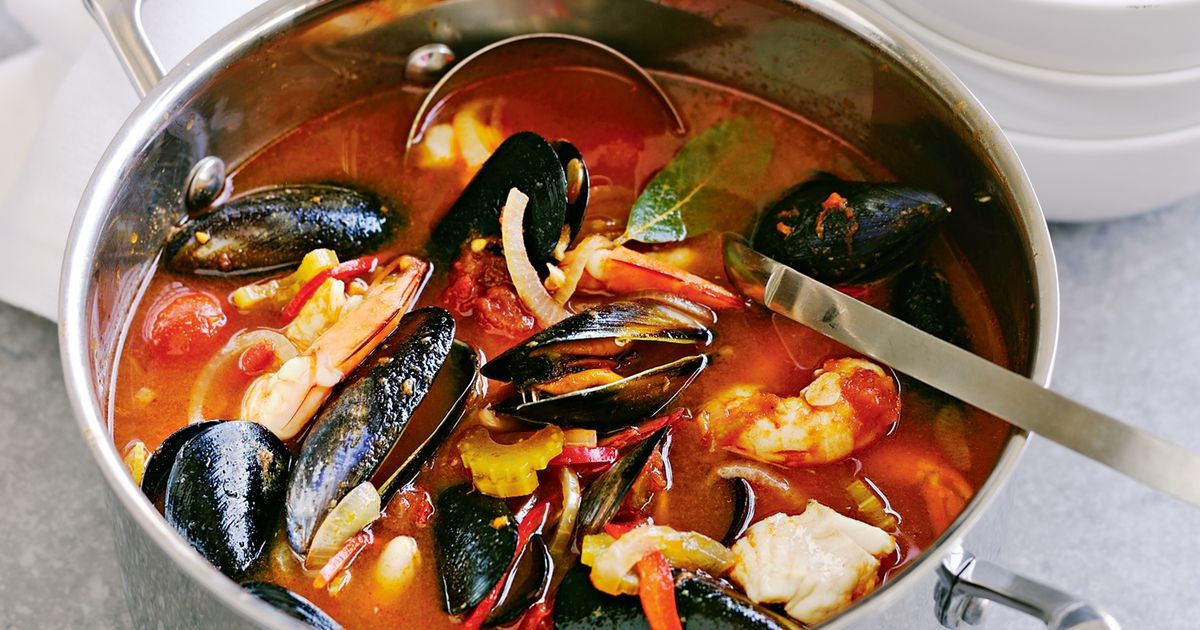 Как приготовить пикантный итальянский суп с томатами, морепродуктами и  каперсами?