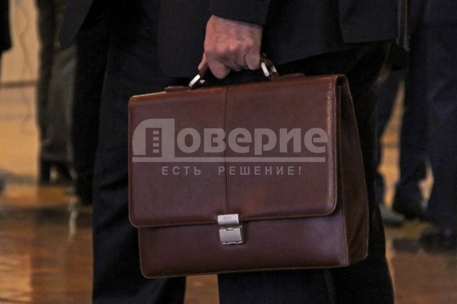 Прибавка от Медведева: чиновникам и военным повысят зарплату впервые за четыре года