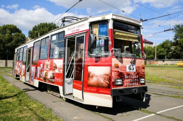 В Омске показали новый тематический трамвай
