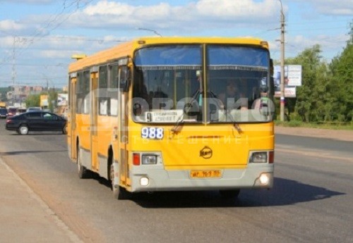 В Омске первый частный перевозчик получил право принимать от пассажиров повременной проездной