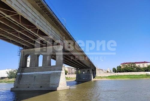 В Омской области ремонтируют мост через реку Кип