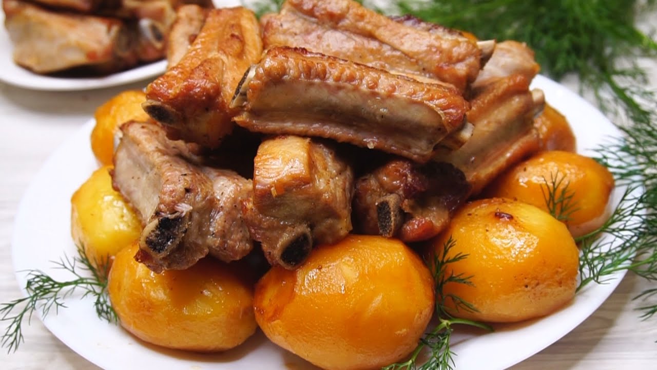 Рецепт копченых ребрышек с картошкой. Картошка с мясом на праздничный стол. Картошка с мясными ребрышками. Ребрышки с картошкой. Ребрышки с картошкой красиво.