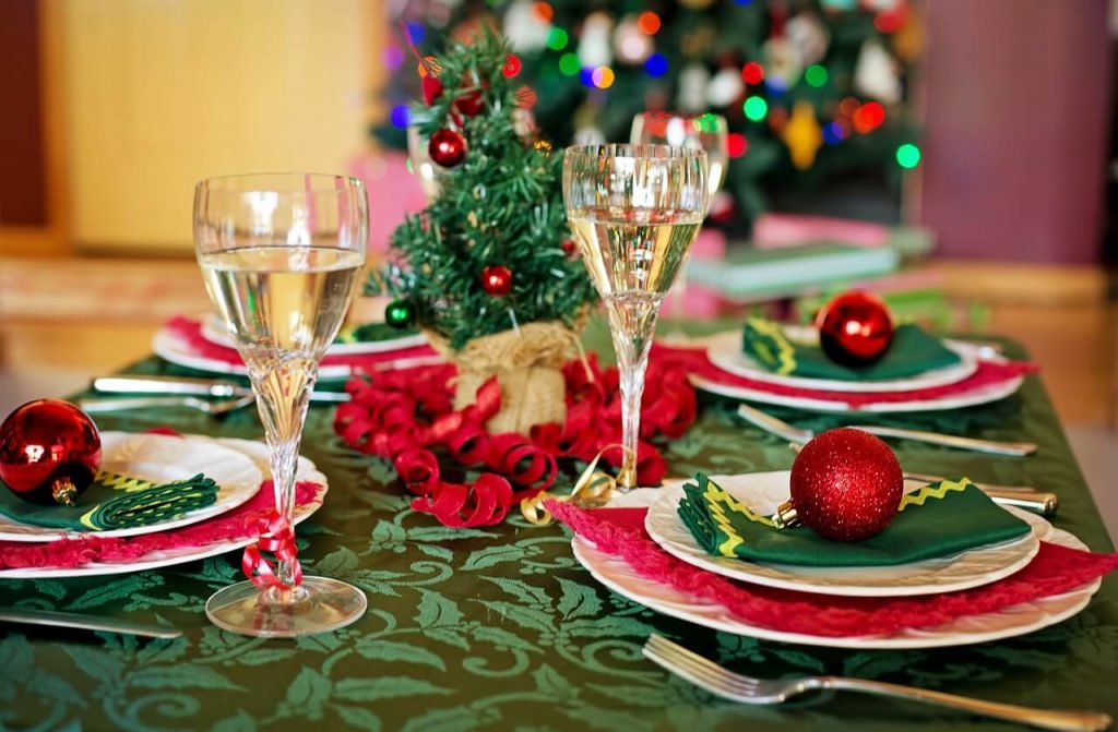 Украшение новогоднего стола 2022 — фото в белом и цвете розового золота